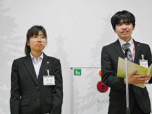 司会の吉ア美幸さん(左)、淡路直樹さん(右)