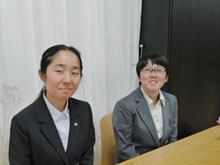 受付の谷下さや香さん(左)、安西昌子さん(右)